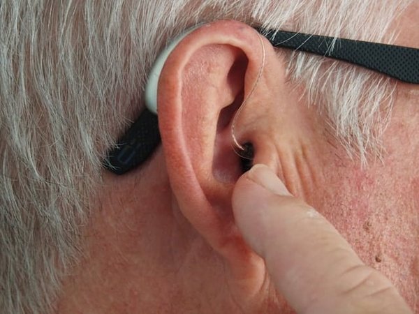 How Is AI Contributing to the Customization of Hearing Aids?